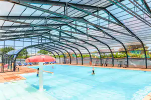 Camping La Corniche - Pool mit Überdachung auf dem Campingplatz