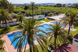 CAMPING LA CORONA - Blick auf den Pool auf dem Campingplatz