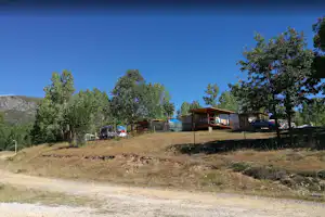 Camping La Cota - Mobilheim und Stellplätze mit Terrasse auf dem Campingplatz