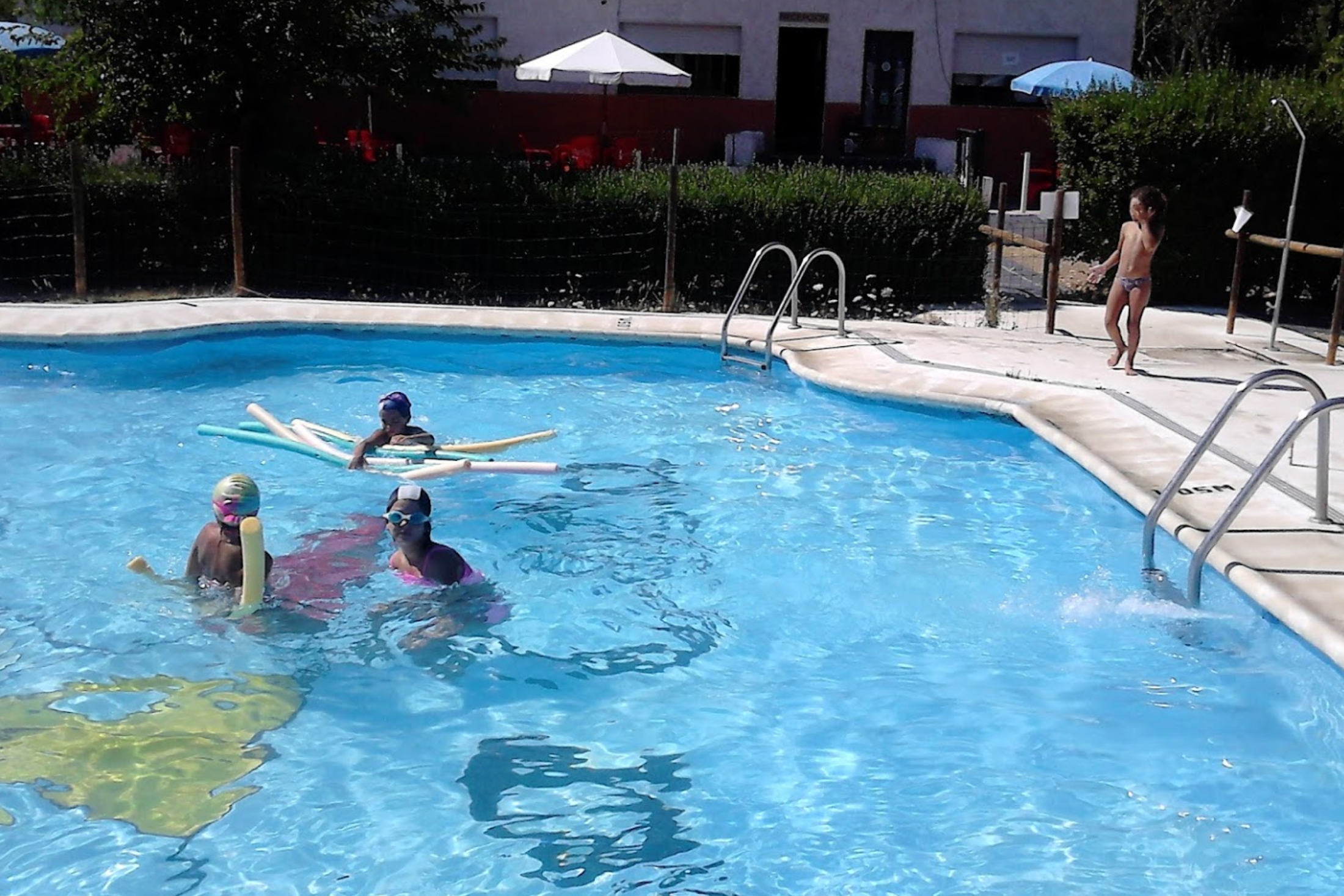 Camping La Cota - Poolanlage auf dem Campingplatz