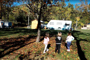 Camping La Cota - Stellplatz zwischen Bäumen auf dem Campingplatz
