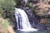 Camping La Cota - Wasserfall in der Nähe des Campingplatzes