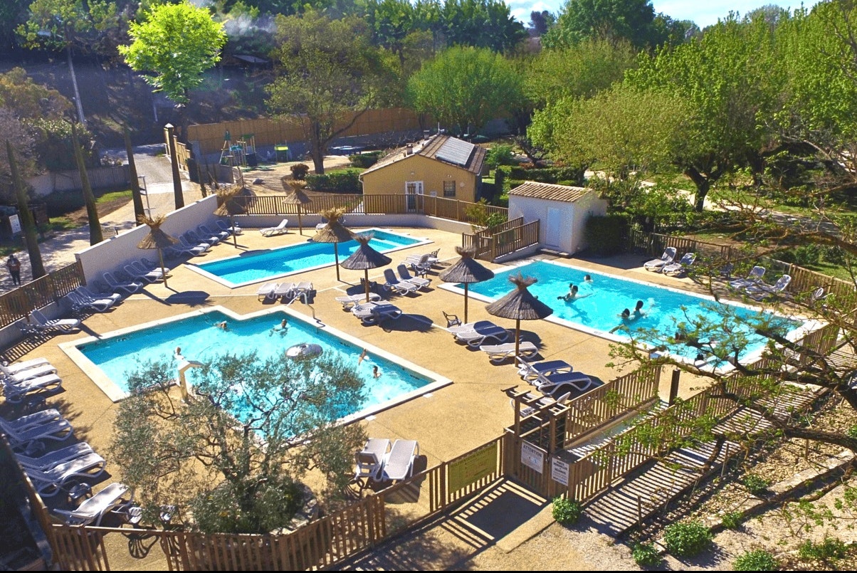 Camping La Coutelière  - Pool im Freien mit Liegestühlen und Sonnenschirmen