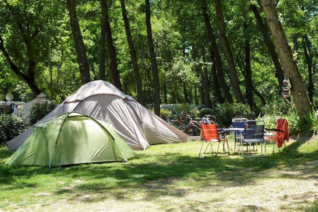 Camping La Coutelière - Zeltplatz im Schatten der Bäume auf dem Campingplatz