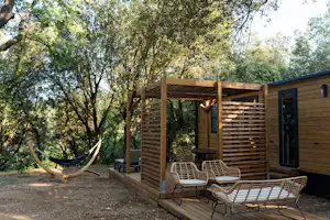 Camping La Croix Clémentine - Mobilheim mit Terrasse auf dem Campingplatz