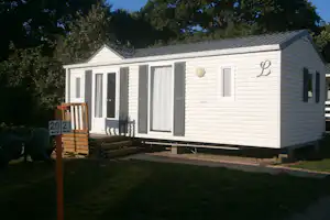 Camping La Croix du Bois Sacker - Mobilheim im Schatten der Bäume auf dem Campingplatz