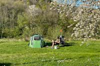 Camping La Croix du Bois Sacker - Zeltcamper auf grüner Wiese