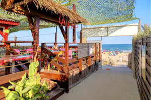 Camping La Créole - Bar mit Terrasse am Strand