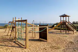 Camping La Créole - Kinderspielplatz mit Klettergerüst