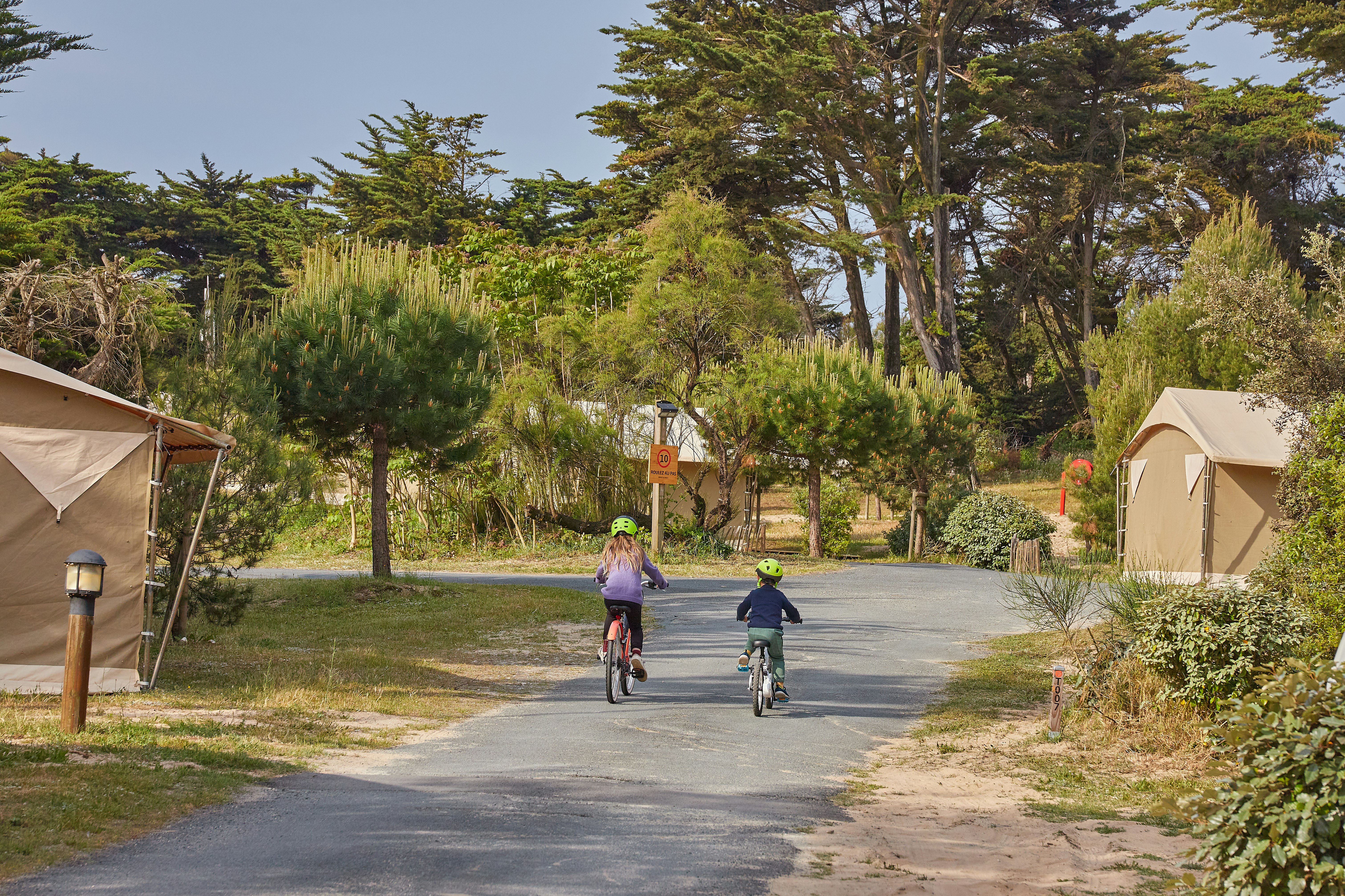 Marvilla Parks Côte Sauvage  Camping La Côte Sauvage - Kinder fahren Fahhrad auf dem Campingplatz