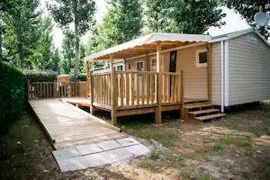 Camping La Côte - Mobilheim vom Campingplatz mit Veranda im Grünen