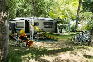 Camping La Côte - Wohnwagen auf dem Stellplatz vom Campingplatz im Grünen