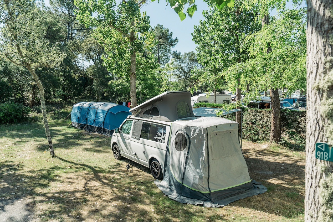 Camping La Côte - Standplätze umgeben von Bäumen