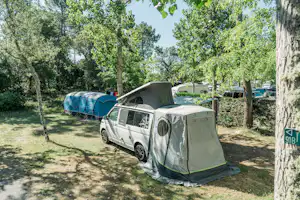 Camping La Côte - Standplätze umgeben von Bäumen
