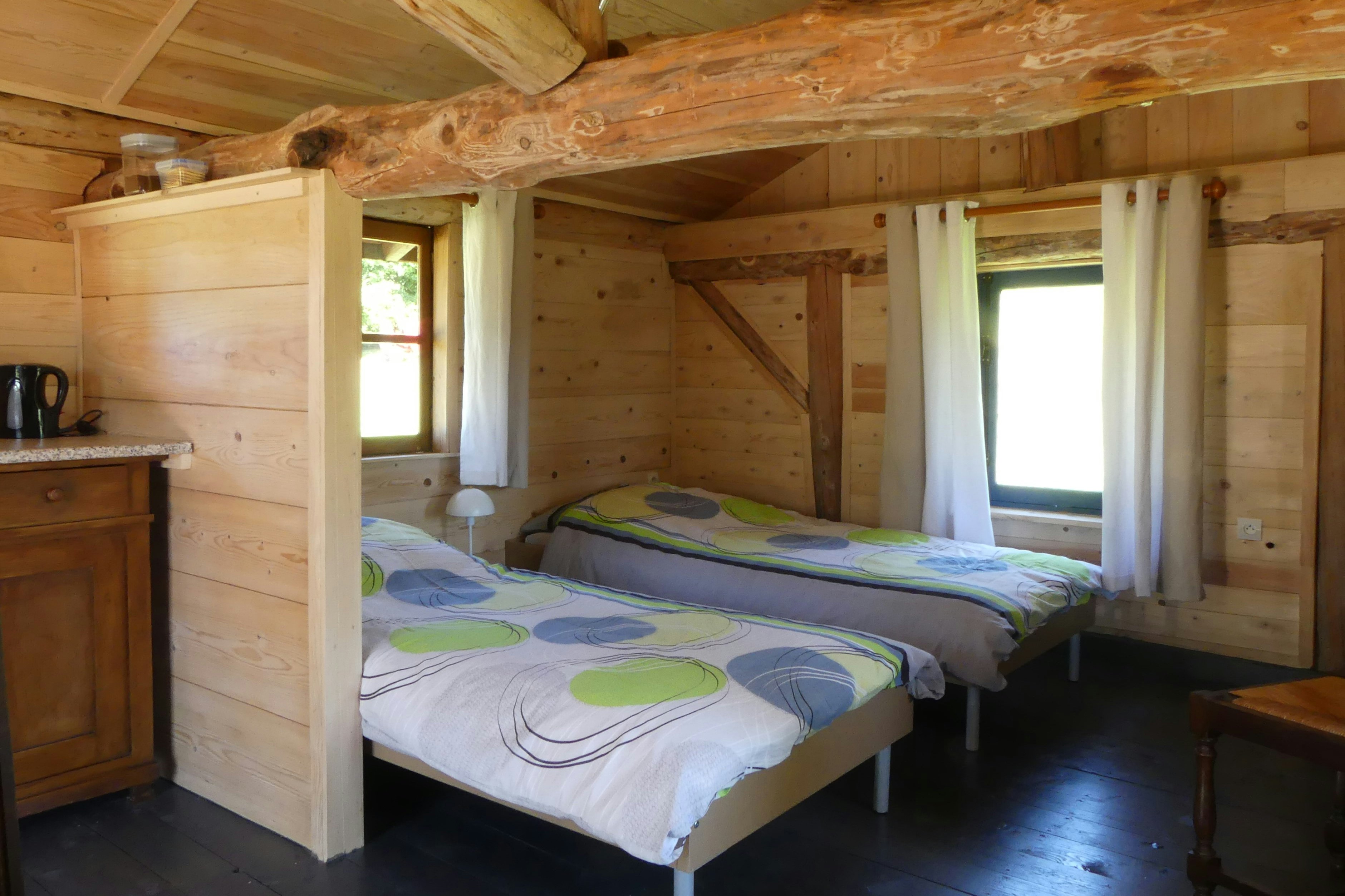 Camping La Cube - Innenansicht einer Mietunterkunft mit zwei Einzelbetten