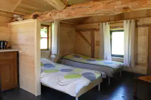 Camping La Cube - Innenansicht einer Mietunterkunft mit zwei Einzelbetten