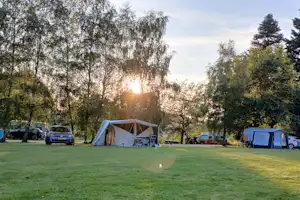 Camping La Cube - Wohnmobil- und Wohnwagenstandplätze auf der Wiese