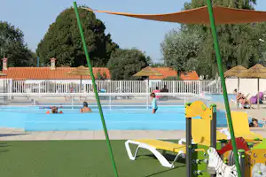 Camping La Davière Plage - Gäste im Pool