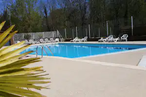 Camping La Digue - Campingplatz mit Pool und Liegestühlen