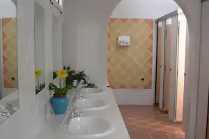 Camping La Digue - Sanitärgebäude mit Waschbecken, Spiegel, Toiletten und Duschen