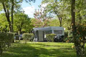 Camping La Digue - Wohnmobilstellplätze im Grünen auf dem Campingplatz