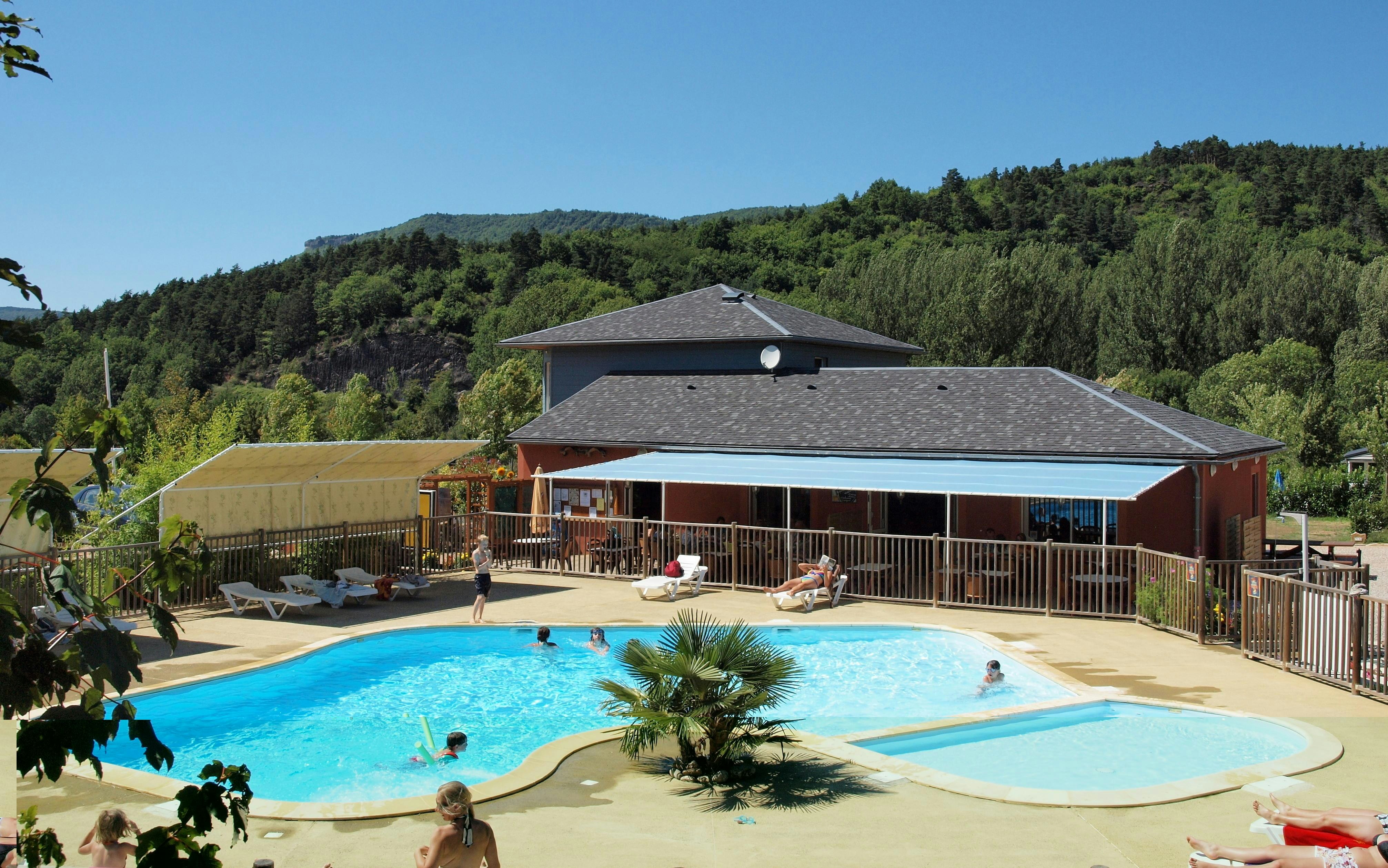 Flower Camping la Dourbie - Freibad auf dem Campingplatz