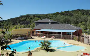 Flower Camping la Dourbie - Freibad auf dem Campingplatz