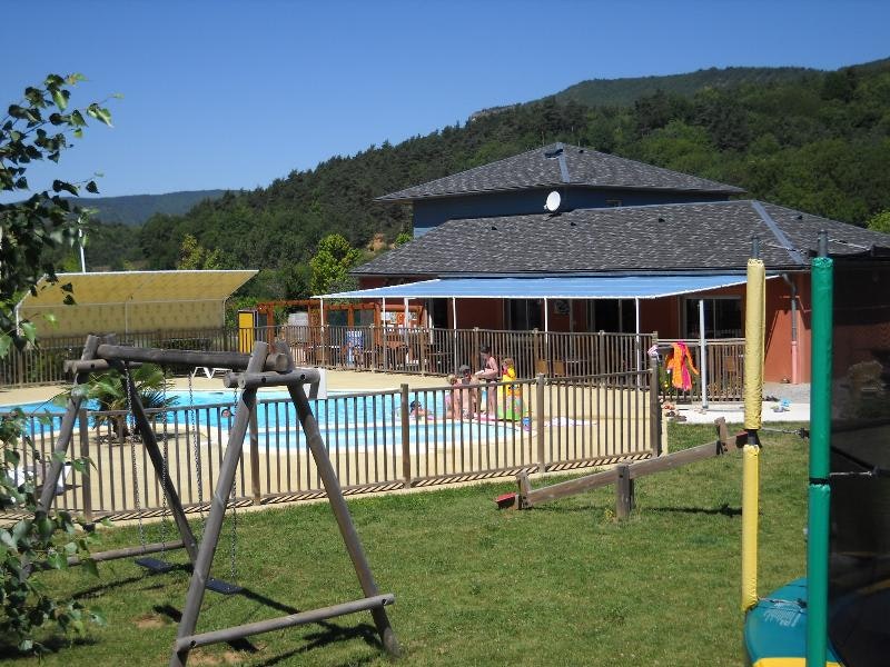 Flower Camping la Dourbie - Pool im Freien und Kinderspielplatz