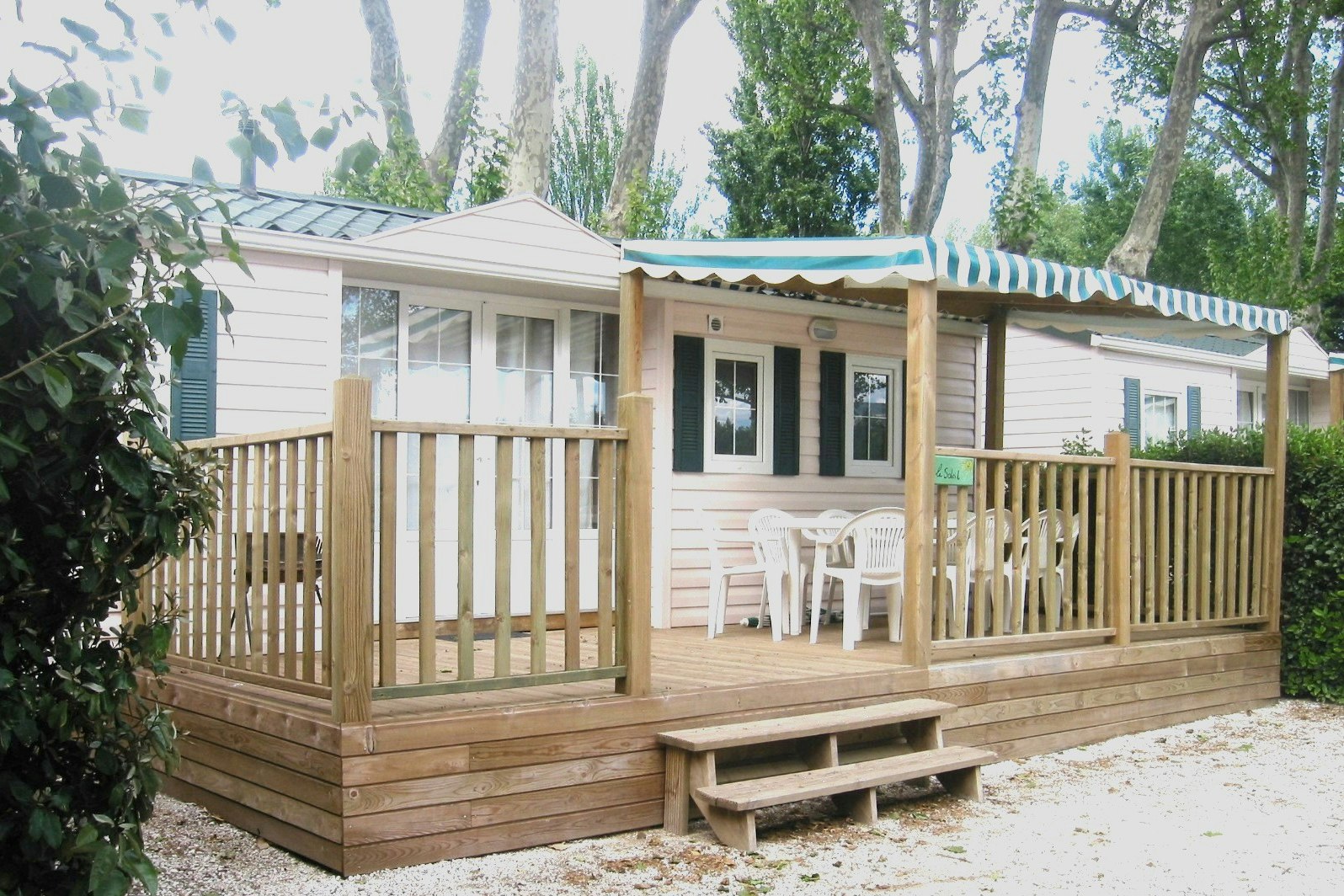 Camping la Durance - Mobilheim mit Terrasse auf dem Campingplatz