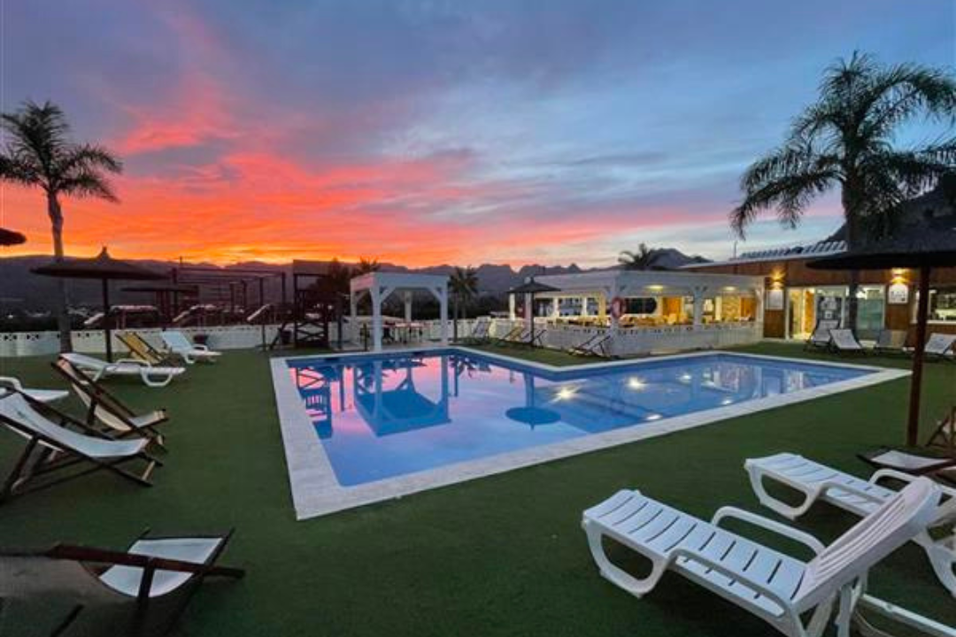 Camping La Escalada - Blick auf den Pool bei Sonnenuntergang