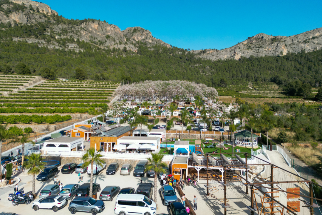 Camping La Escalada - Blick auf die Standplätze mit Bergen im Hintergrund