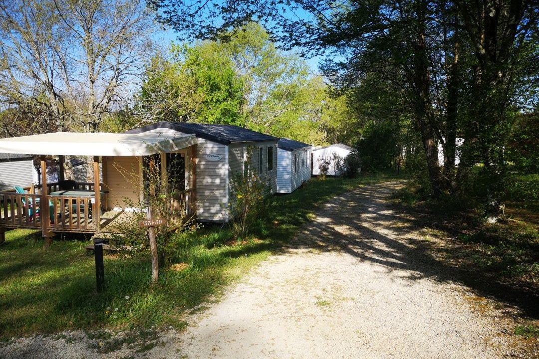 Camping La Fage  - Mobilheim mit Terrasse auf dem Campingplatz