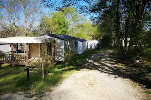 Camping La Fage - Mobilheim mit Terrasse auf dem Campingplatz