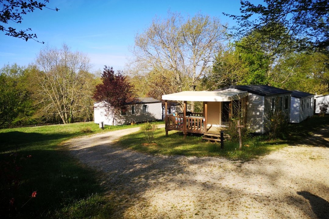 Camping La Fage  - Mobilheim mit Terrasse auf dem Campingplatz
