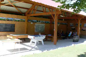 Camping La Faz - überdachter Aufenthaltsbereich