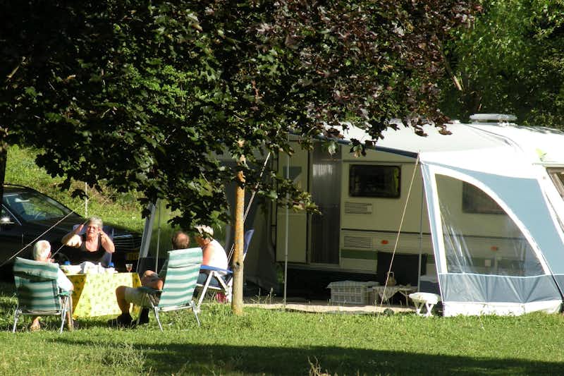Camping La Ferme de Clareau - Gäste beim Entspannen auf ihrem Stellplatz
