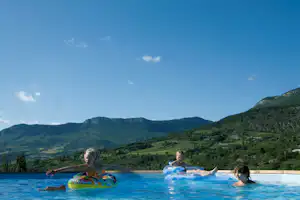Camping La Ferme de Clareau - Kinder beim Spielen im Pool mit Panoramaaussicht