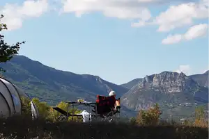 Camping La Ferme de Clareau - Komfortstellplatz mit Ausblick auf die Landschaft