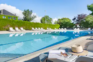 Camping La Ferme de la Serraz - Campingplatz mit Pool und Liegestühlen