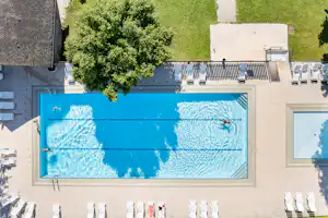 Camping La Ferme de la Serraz - Pool aus der Vogelperspektive