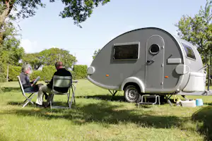 Camping La Ferme de Lann Hoedic - Stellplatz vom Campingplatz auf grüner Wiese