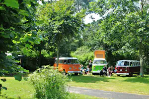Camping La Ferme de Lann Hoedic - Kleinbus am Campingplatz