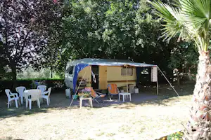 Camping La Ferme Riola - Wohnwagenstellplätze im Schatten der Bäume
