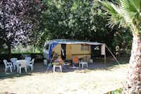 Camping La Ferme Riola - Wohnwagenstellplätze im Schatten der Bäume