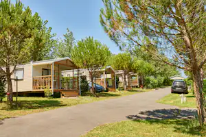 Camping la Ferme des 4 Chênes - Mobilheime mit Veranda auf dem Campingplatz