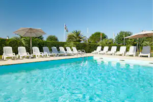Camping la Ferme des 4 Chênes - Pool mit Liegestühlen und Sonnenschirmen auf dem Campingplatz