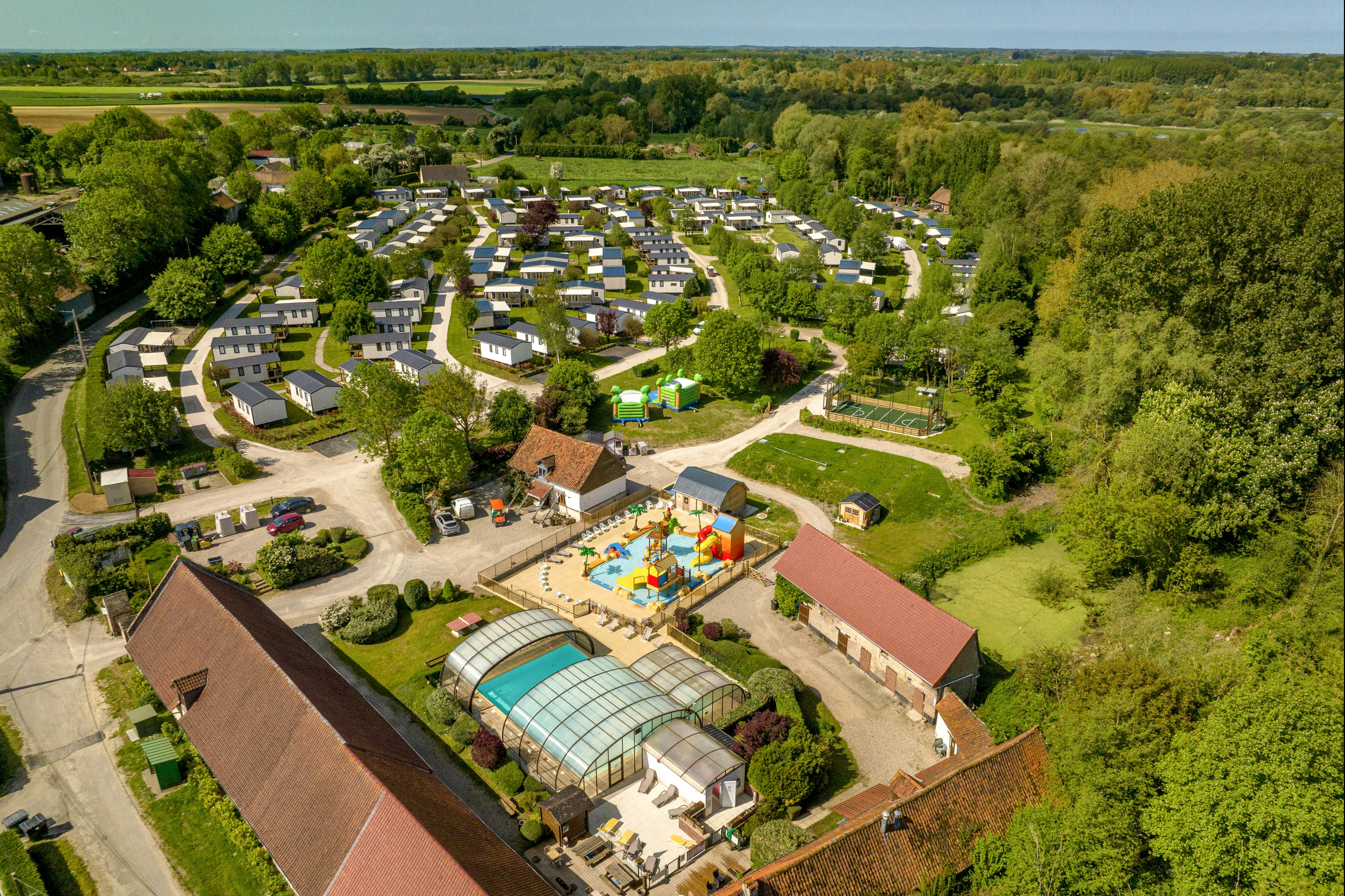 Camping La Ferme des Aulnes  - Campingplatz mit Freibad aus der Vogelperspektive