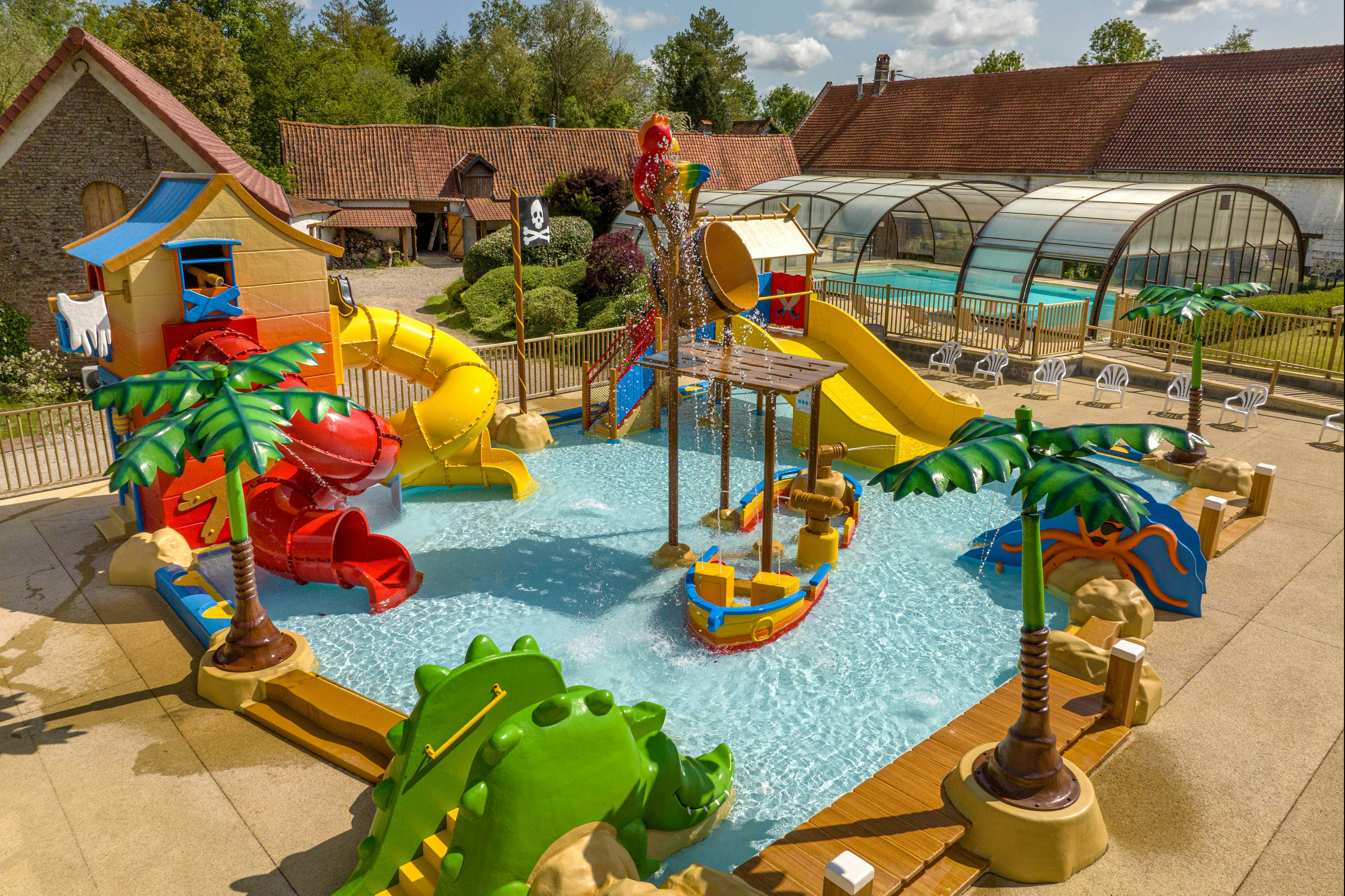 Camping La Ferme des Aulnes - Kinderbecken des Freibades mit Rutschen und Spielgeräten