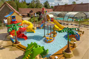 Camping La Ferme des Aulnes - Kinderbecken des Freibades mit Rutschen und Spielgeräten