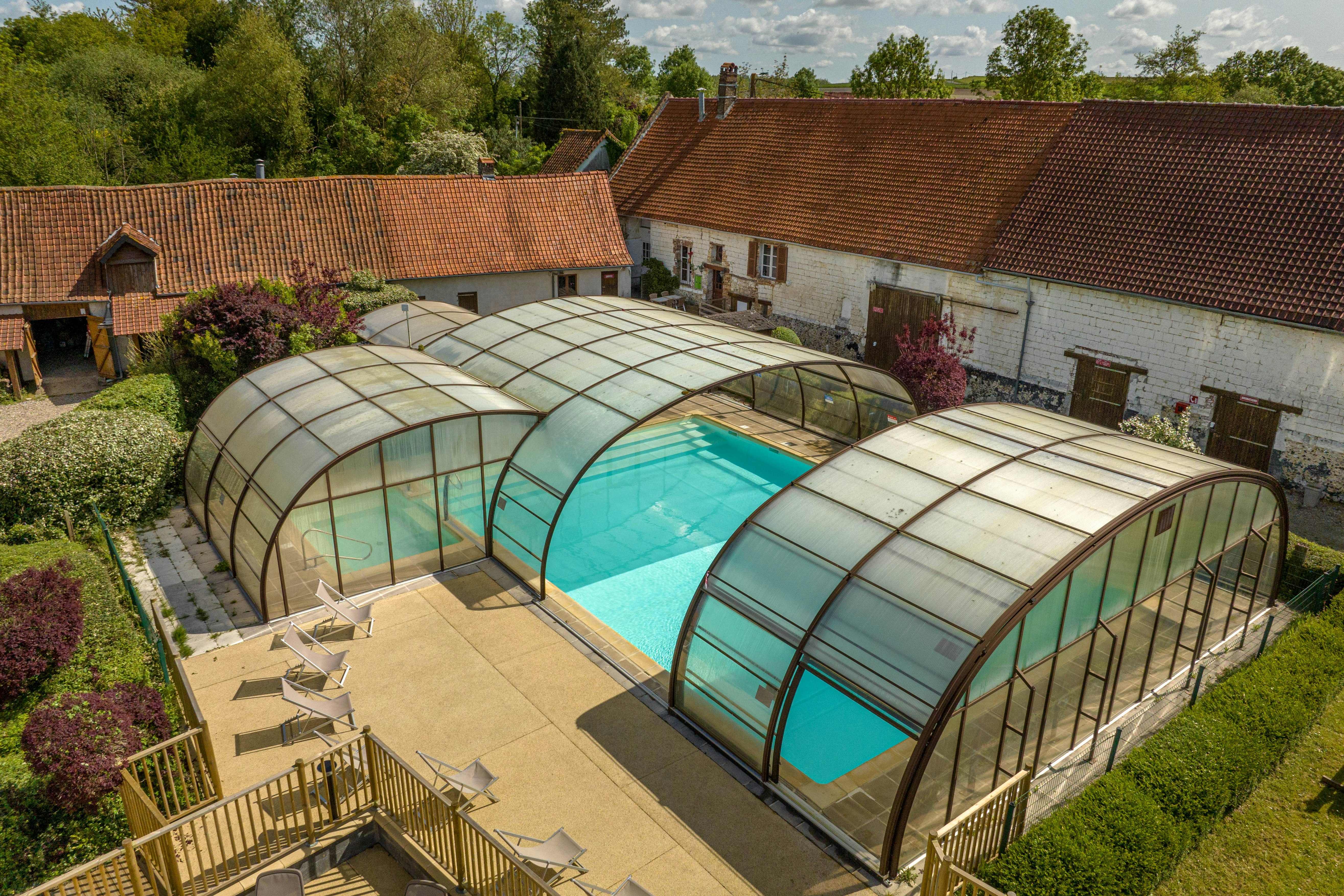 Camping La Ferme des Aulnes - Pool mit Überdachung auf dem Campingplatz